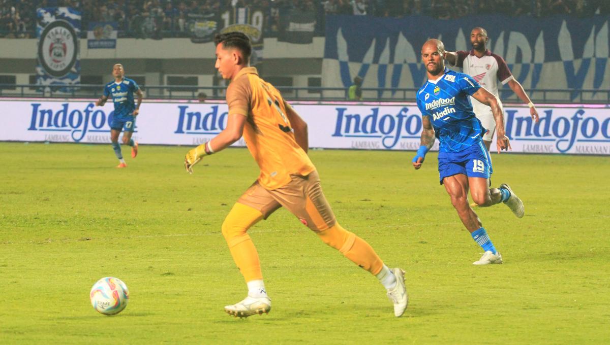 Striker Persib, David da Silva mencoba mengejar bola yang dikuasai kiper PSM, M. Reza pada pertandingan pekan ke-21 di kompetisi Liga1 2023-2024 di Stadion Gelora Bandung Lautan Api (GBLA), Kota Bandung, Senin (04/12/23). (Arif)