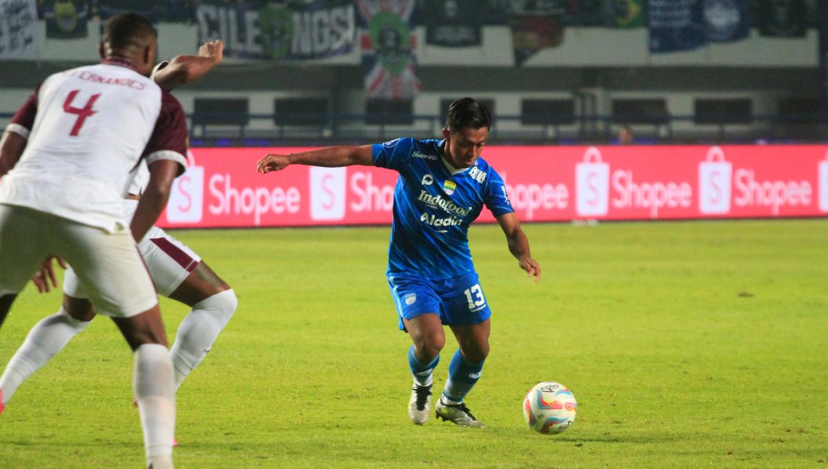 Winger Persib, Febri Hariyadi melepaskan tendangan saat menghadapi PSM Makassar pada pertandingan pekan ke-21 di kompetisi Liga1 2023-2024 di Stadion Gelora Bandung Lautan Api (GBLA), Kota Bandung, Senin (04/12/23). (Arif)