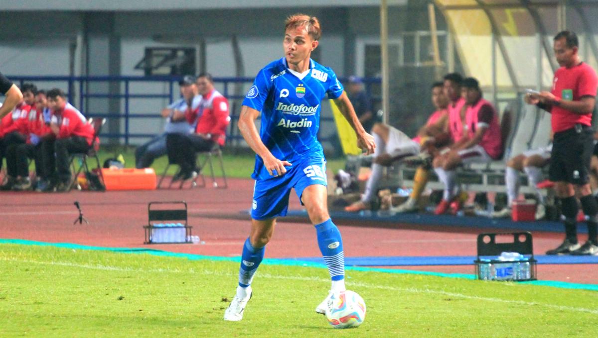Bek Persib, Rezaldi Hehanusa menguasai bola saat menghadapi PSM Makassar pada pertandingan pekan ke-21 di kompetisi Liga1 2023-2024 di Stadion Gelora Bandung Lautan Api (GBLA), Kota Bandung, Senin (04/12/23). (Arif)