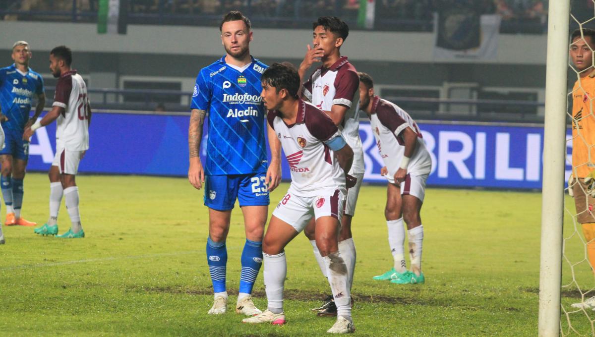 Gelandang Persib, Marc Klok mendapat pengawalan ketat dari pemain PSM Makassar pada pertandingan pekan ke-21 di kompetisi Liga1 2023-2024 di Stadion Gelora Bandung Lautan Api (GBLA), Kota Bandung, Senin (04/12/23). (Arif)