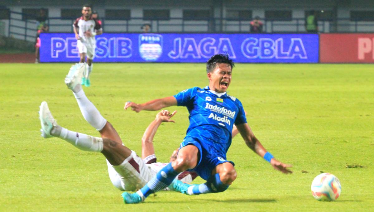 Winger Persib, Edo Febriansah dijegal bek PSM Makassar, Safrudin Tahar pada pertandingan pekan ke-21 di kompetisi Liga1 2023-2024 di Stadion Gelora Bandung Lautan Api (GBLA), Kota Bandung, Senin (04/12/23). (Arif)