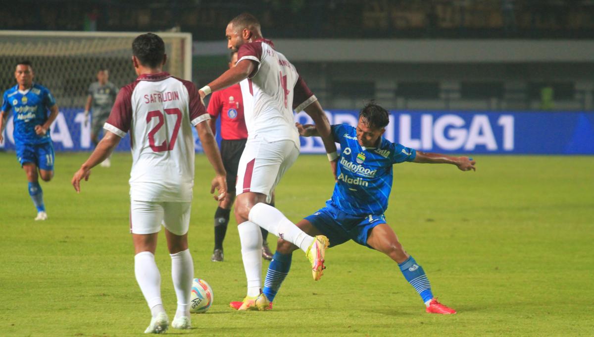 Gelandang Persib, Beckham Putra Nugraha mencoba merebut bola yang dikuasai bek PSM Makassar, Yuran Fernandes pada pertandingan pekan ke-21 di kompetisi Liga1 2023-2024 di Stadion Gelora Bandung Lautan Api (GBLA), Kota Bandung, Senin (04/12/23). (Arif)