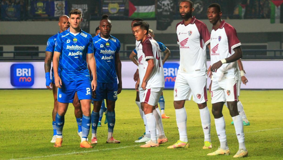 Bek Persib, Nick Kuipers dan Victor Igbonefo turut membantu serangan saat menghadapi PSM Makassar pada pertandingan pekan ke-21 di kompetisi Liga1 2023-2024 di Stadion Gelora Bandung Lautan Api (GBLA), Kota Bandung, Senin (04/12/23). (Arif)