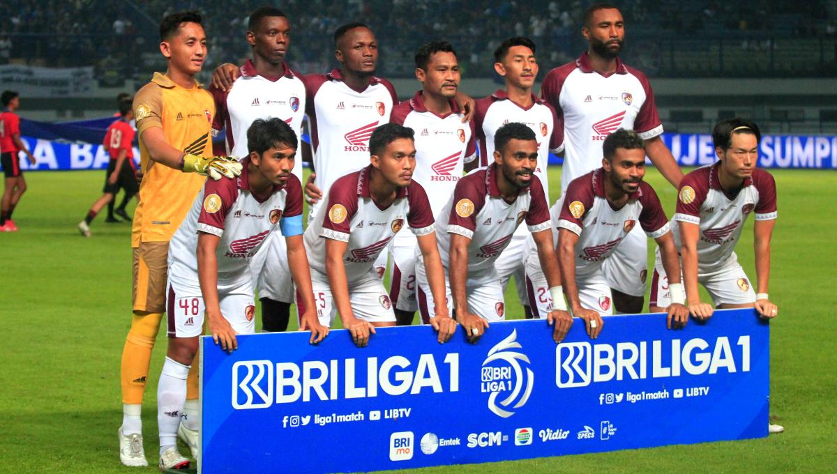 Starting eleven PSM Makassar saat menghadapi Persib Bandung pada pertandingan pekan ke-21 di kompetisi Liga1 2023-2024 di Stadion Gelora Bandung Lautan Api (GBLA), Kota Bandung, Senin (04/12/23). (Arif)