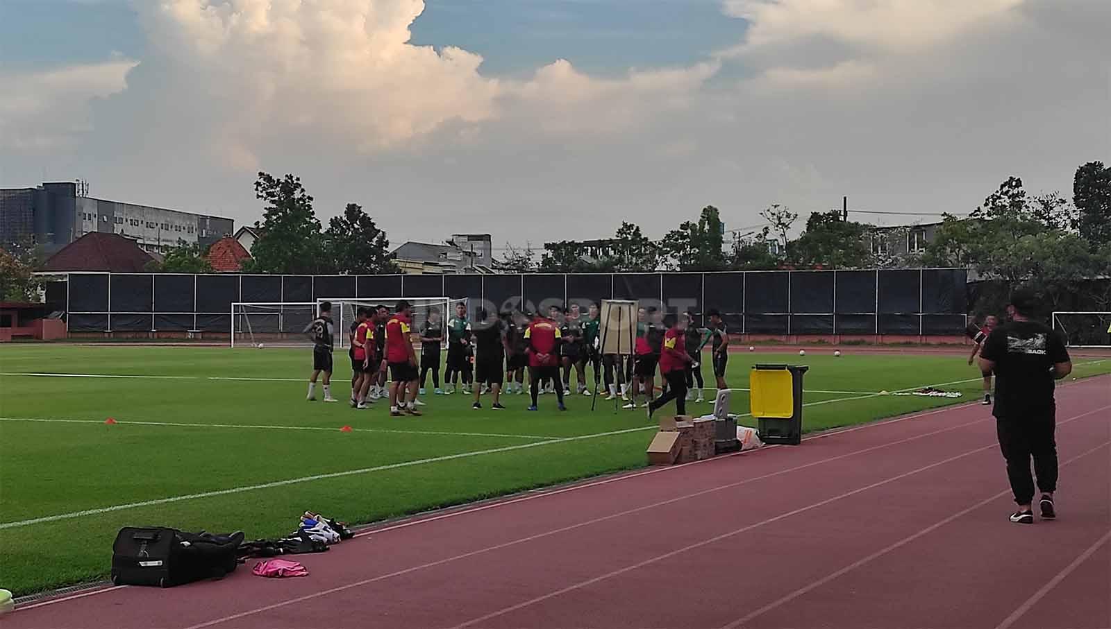 Latihan Persebaya di Lapangan Thor Surabaya. (Foto: Fitra Herdian/INDOSPORT)
