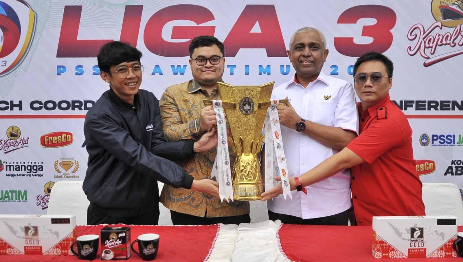 Mas Dhito (Bupati Kediri) bersama Ahmad Riyadh (Ketua Asprov PSSI Jatim) mengangkat trofi Liga 3. (Foto: PSSI Asprov Jatim)
