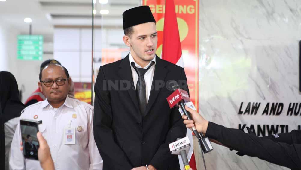 Justin Hubner saat memberikan sedikit pernyataan usai pengambilan sumpah sebagai WNI di kantor Kemenkumham, Rabu (06/12/23). (Foto: Herry Ibrahim/INDOSPORT)