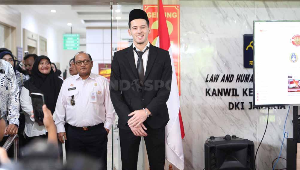 Justin Hubner saat memberikan sedikit pernyataan usai pengambilan sumpah sebagai WNI di kantor Kemenkumham, Rabu (06/12/23). (Foto: Herry Ibrahim/INDOSPORT)