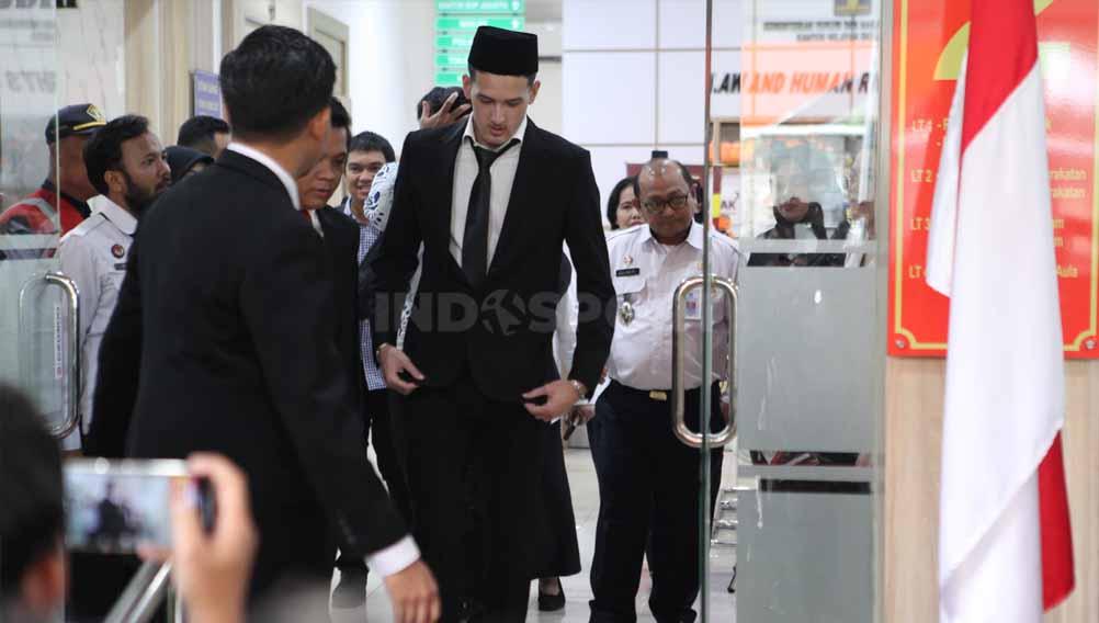 Justin Hubner saat memberikan sedikit pernyataan usai pengambilan sumpah sebagai WNI di kantor Kemenkumham, Rabu (06/12/23). (Foto: Herry Ibrahim/INDOSPORT)