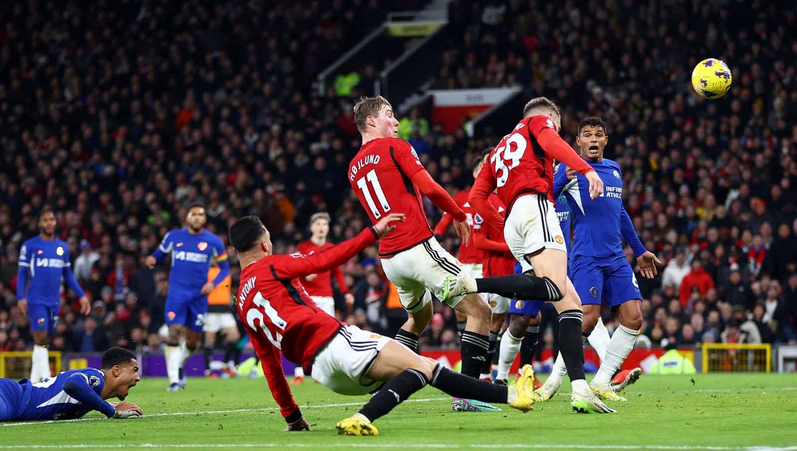 Aksi Scott McTominay saat mencetak gol ke gawang Chelsea pada laga Liga Primer Inggris di Stadion Old Trafford (Manchester), Kamis (07/12/23). (Foto: REUTERS/Carl Recine)