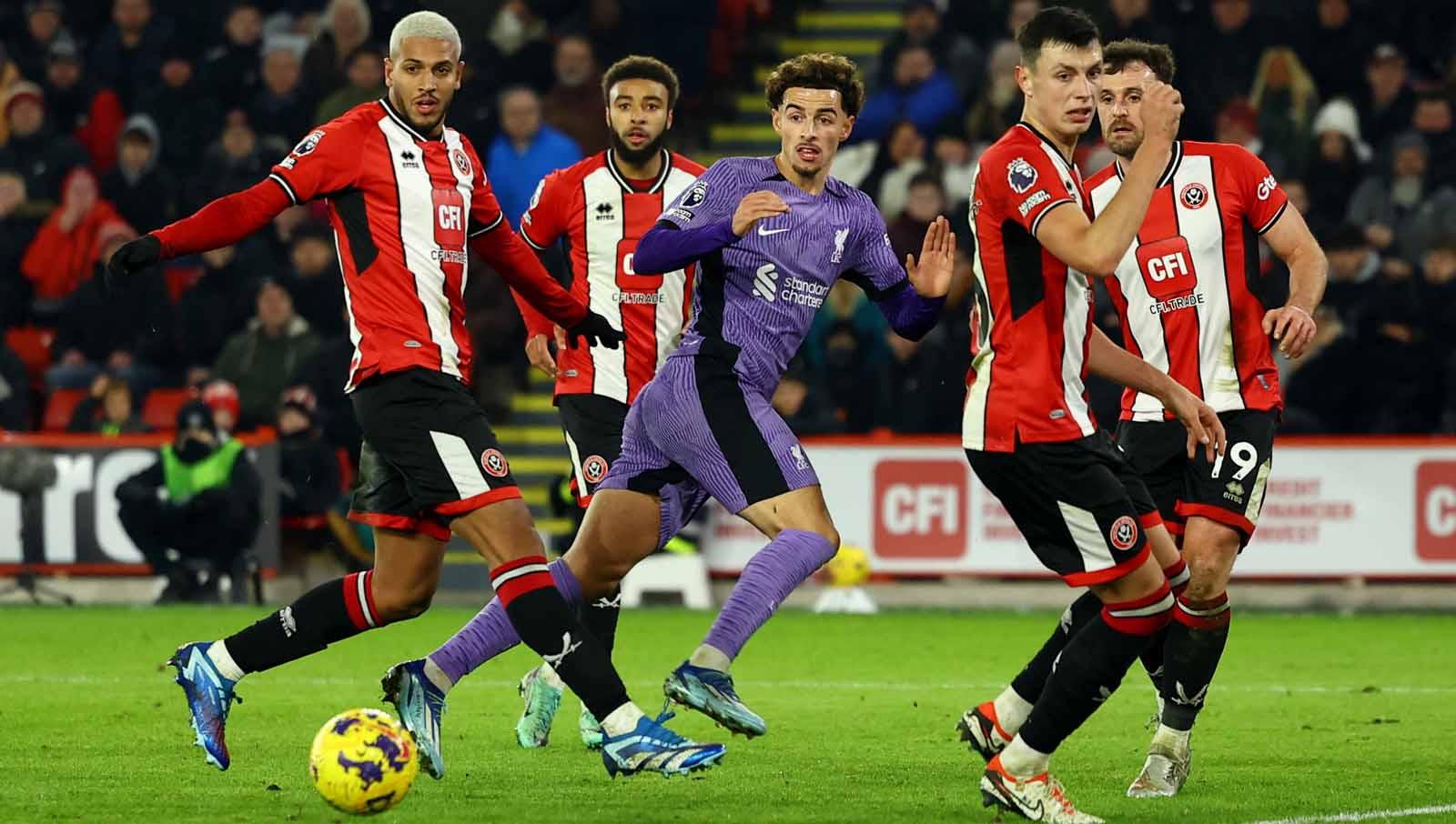 Vini Souza, Anel Ahmedhodzic, Jayden Bogle, Jack Robinson dan Curtis Jones saat berebut bola pada laga Liga Primer Inggris di Stadion Bramall Lane, Sheffield, Kamis (07/12/23). (Foto: REUTERS/Molly Darlington)