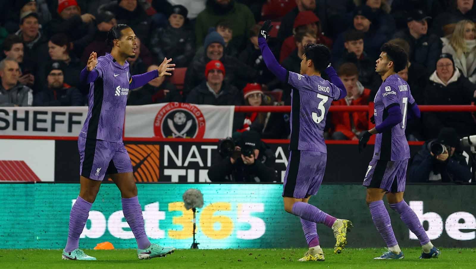 Selebrasi Virgil van Dijk usai mencetak gol pertama ke gawang Sheffield United bersama rekan tim Wataru Endo dan Luis Diaz pada laga Liga Primer Inggris di Stadion Bramall Lane, Sheffield, Kamis (07/12/23). (Foto: REUTERS/Molly Darlington)