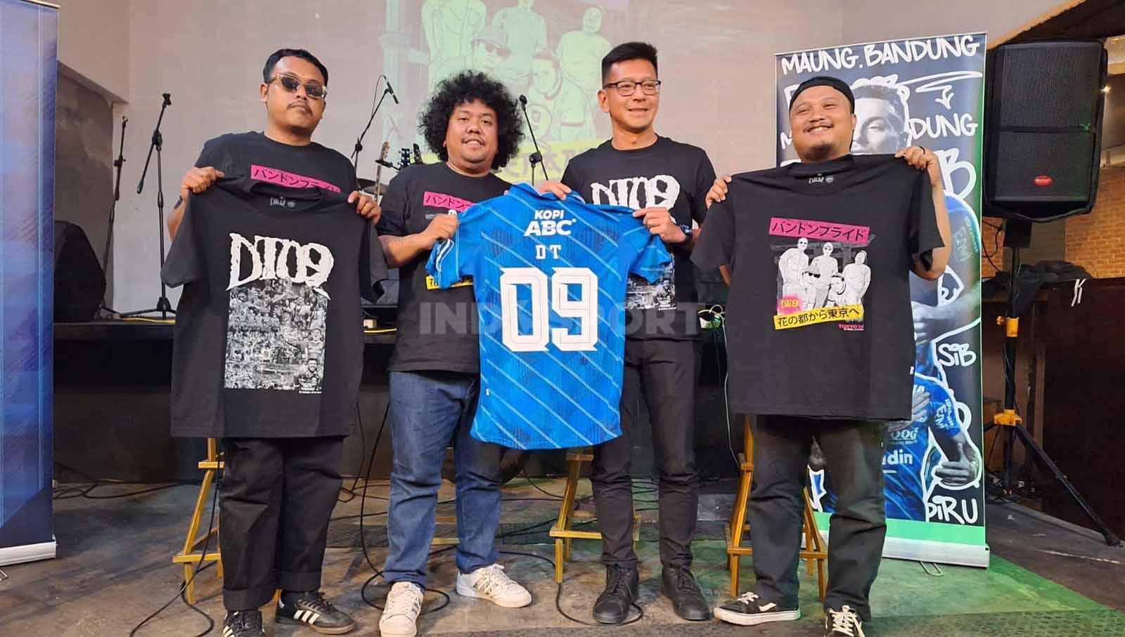 Persib meluncurkan kolaborasi dengan band asal Kota Bandung, DT09, Kamis (07/12/23). (Foto: Arif Rahman/INDOSPORT)