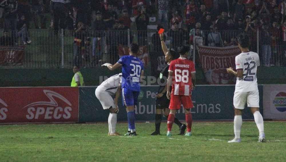 Wasit memberikan kartu merah ke pemain Persipa Pati Fendy Ninggar Haryanto pada laga Pegadaian Liga 2 di Stadion Gelora Delta, Sidoarjo, Jumat (08/12/23). (Foto: Fitra Herdian/INDOSPORT)
