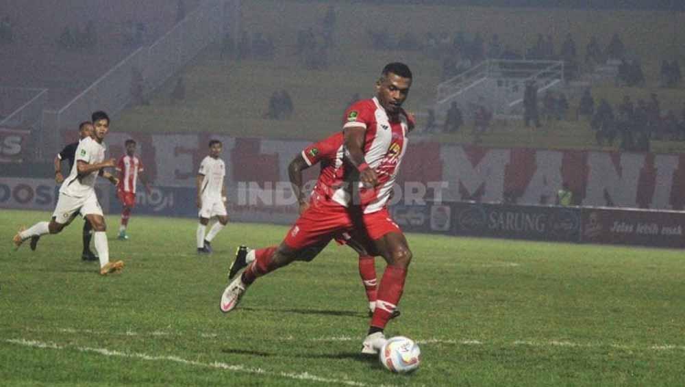 Pemain Deltras FC Rosalvo Junior berusaha mencetak gol dengan tendangan keras pada laga Pegadaian Liga 2 di Stadion Gelora Delta, Sidoarjo, Jumat (08/12/23). (Foto: Fitra Herdian/INDOSPORT)