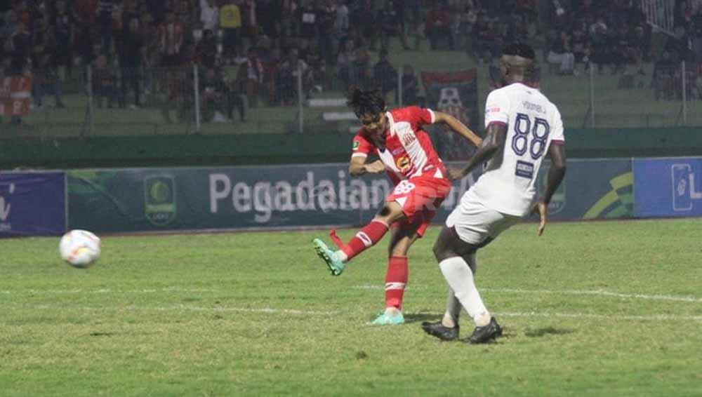 Pemain Deltras FC Muhammad Amar Fadzillah melepaskan tendangan keras dari kotak penalti yang diadang pemain Persipa Pati Youmbi pada laga Pegadaian Liga 2 di Stadion Gelora Delta, Sidoarjo, Jumat (08/12/23). (Foto: Fitra Herdian/INDOSPORT)