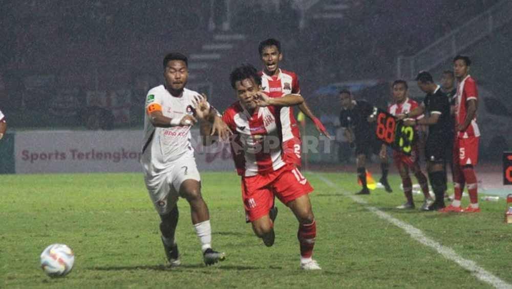 Duel pemain Persipa Pati Gustur dengan pemain Deltras FC Raka Cahyana pada laga Pegadaian Liga 2 di Stadion Gelora Delta, Sidoarjo, Jumat (08/12/23). (Foto: Fitra Herdian/INDOSPORT)