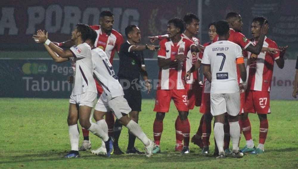 Wasit Agus Walyanto menganulir gol yang dicetak Rosalvo Junior karena ada pemain Deltras FC yang belum kembali ke lapangan pada laga Pegadaian Liga 2 di Stadion Gelora Delta, Sidoarjo, Jumat (08/12/23). (Foto: Fitra Herdian/INDOSPORT)