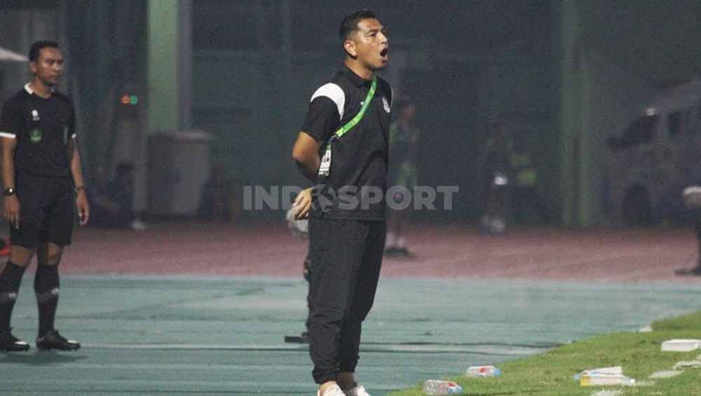 Pelatih Persipa Pati Jan Saragih memberikan instruksi dari pinggir lapangan pada laga Pegadaian Liga 2 di Stadion Gelora Delta, Sidoarjo, Jumat (08/12/23). (Foto: Fitra Herdian/INDOSPORT)