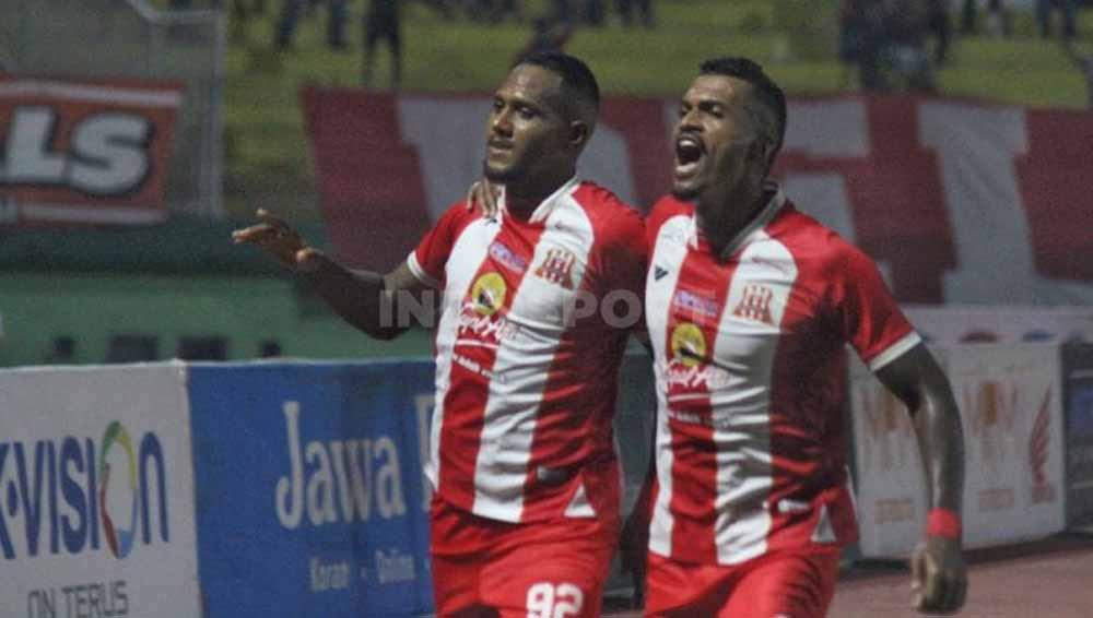 Selebrasi Thiago dan Rosalvo usai sukses mencetak gol lewat tendangan penalti pada laga Pegadaian Liga 2 di Stadion Gelora Delta, Sidoarjo, Jumat (08/12/23). (Foto: Fitra Herdian/INDOSPORT)