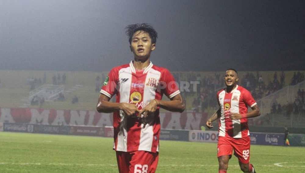 Selebrasi pemain Deltras FC Muhammad Amar Fadzillah pada laga Pegadaian Liga 2 di Stadion Gelora Delta, Sidoarjo, Jumat (08/12/23). (Foto: Fitra Herdian/INDOSPORT)