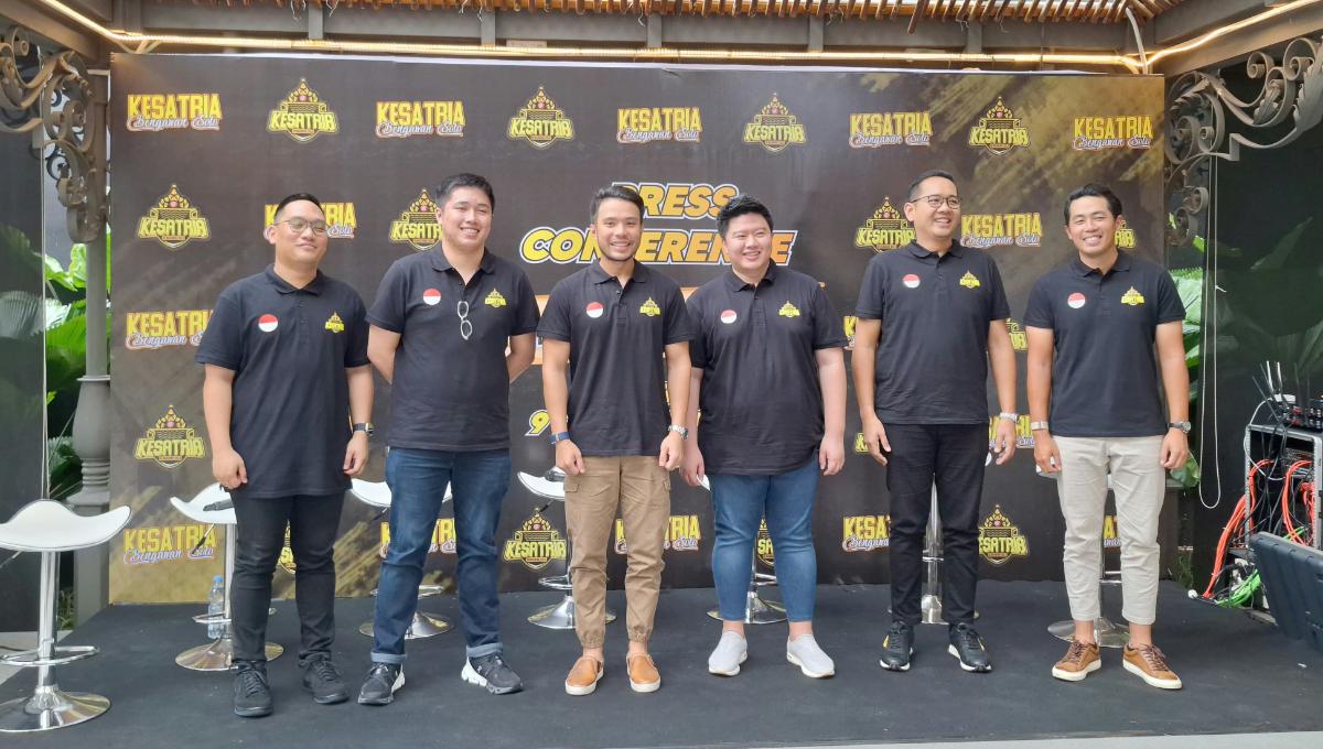 Yakub Hasibuan (tiga dari kiri) saat memperkenalkan tim Kesatria Bengawan Solo. Foto: Nofik Lukman Hakim