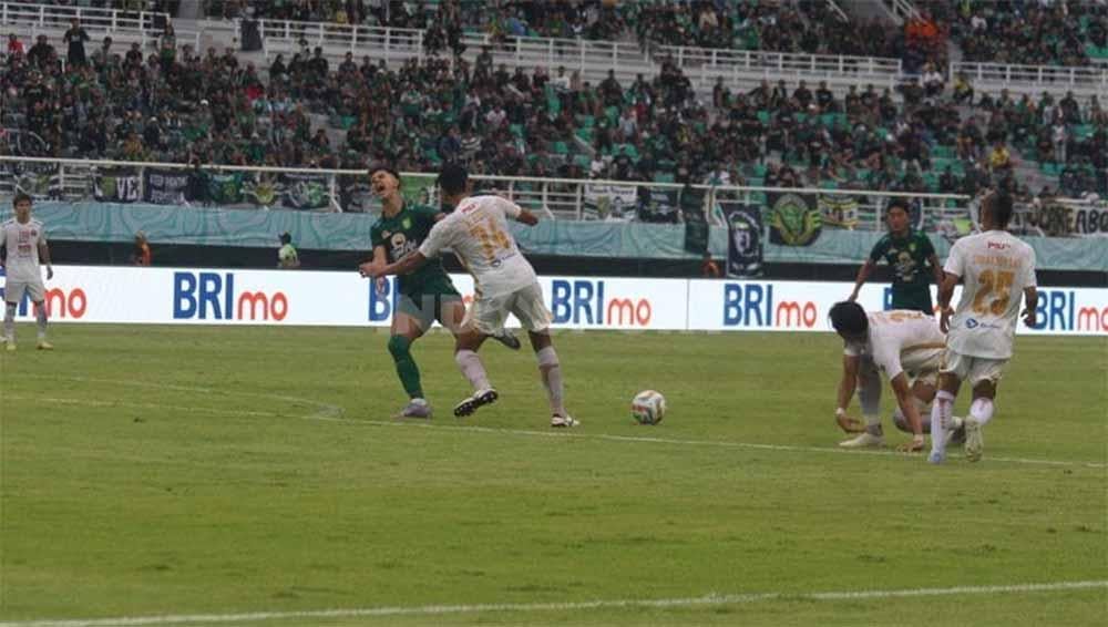 Bruno Moreira mengerang kesakitan usai ditekel Rizky Ridho pada pekan ke-22 laga Liga 1 di Stadion Gelora Bung Tomo, Sabtu (09/12/23). Foto: Fitra Herdian/INDOSPORT.