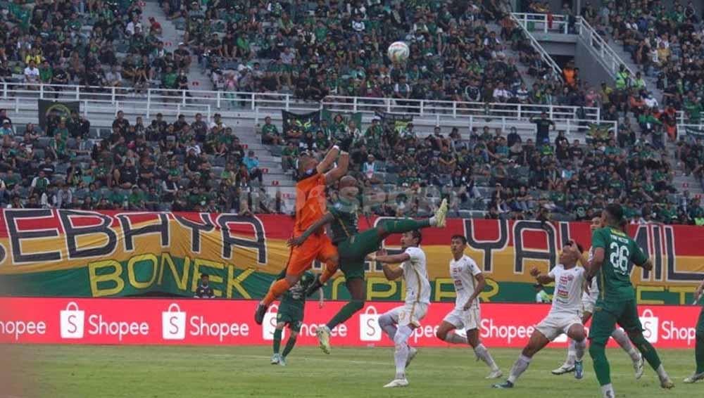 Duel udara kiper Persija Jakarta, Andritany Ardhiyasa, dengan striker Persebaya Surabaya, Paulo Henrique. Foto: Fitra Herdian/INDOSPORT.