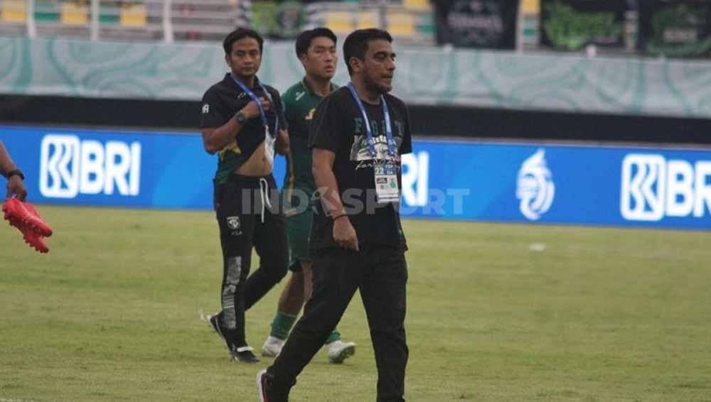 Manajer Persebaya Surabaya Yahya Alkatiri berjalan gontai usai timnya gagal memetik kemenangan di kandang pada pekan ke-22 laga Liga 1 di Stadion Gelora Bung Tomo, Sabtu (09/12/23). (Foto: Fitra Herdian/INDOSPORT) - INDOSPORT