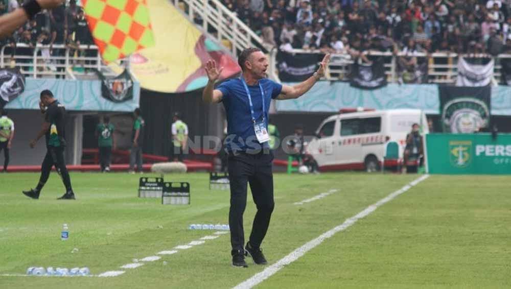 Pelatih Persija Jakarta Thomas Doll memberikan instruksi dari pinggir lapangan pada pekan ke-22 laga Liga 1 di Stadion Gelora Bung Tomo, Sabtu (09/12/23). (Foto: Fitra Herdian/INDOSPORT)