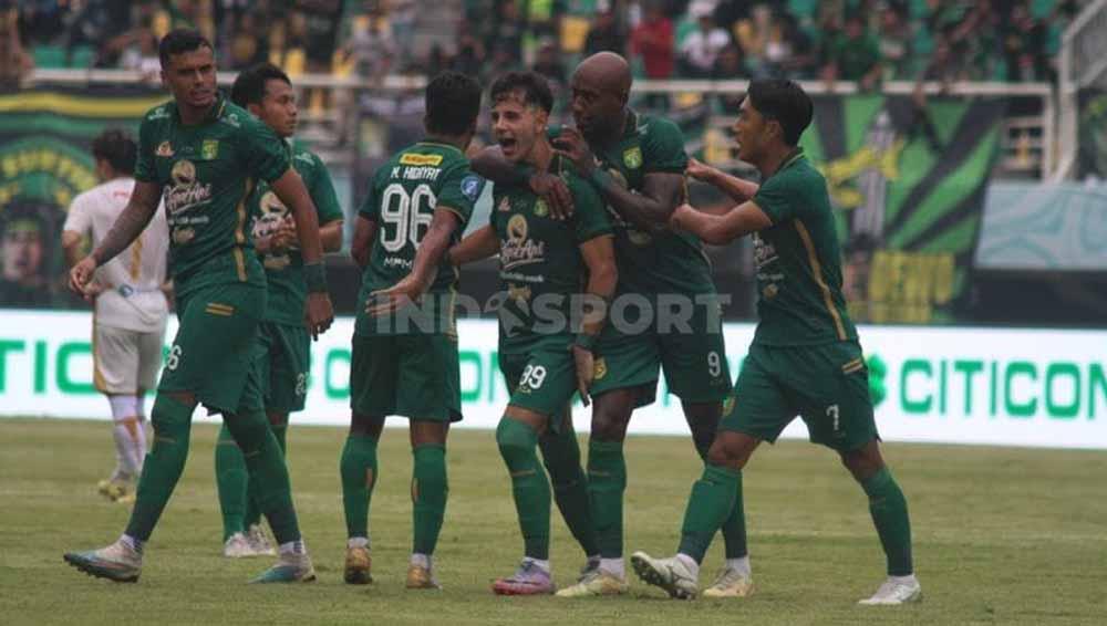 Selebrasi Bruno Moreira setelah berhasil mencetak gol balasan bagi Persebaya bersama rekan setimnya pada pekan ke-22 laga Liga 1 di Stadion Gelora Bung Tomo, Sabtu (09/12/23). (Foto: Fitra Herdian/INDOSPORT)