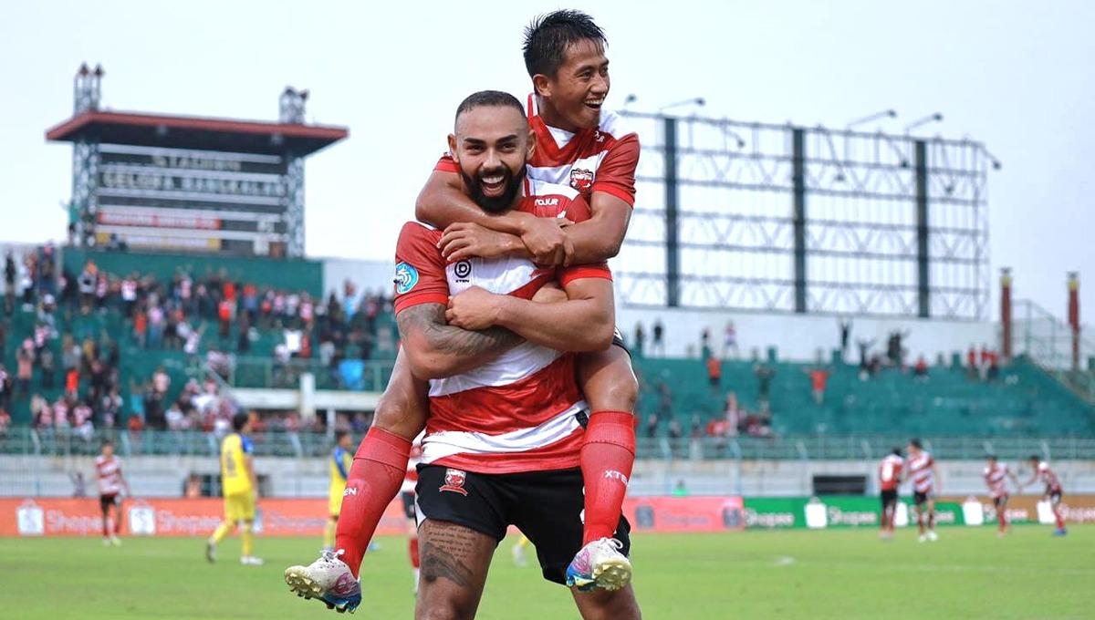Madura United kali ini berhasil memanfaatkan momentum bagus lewat kemenangan telak 4-1 saat menjamu Barito Putera di lanjutan Liga 1 2023/2024, Minggu (10/12/23).