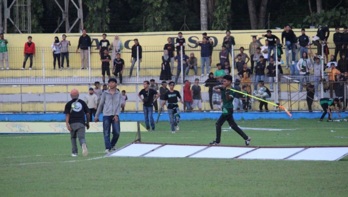 Suporter merusak sejumlah fasilitas Stadion Baharoeddin Siregar. Foto: Aldi Aulia Anwar/INDOSPORT.