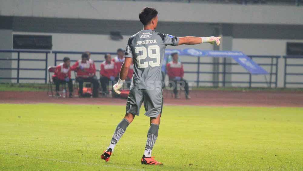Penjaga gawang Persib Bandung, Kevin Ray Mendoza, mengakui laga menghadapi Bali United pada pekan ke-23 kompetisi Liga 1 2023-2024, sebagai pertandingan yang berat. - INDOSPORT