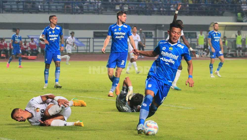 Bek Persib Bandung, Henhen Herdiana mengamankan bola saat menghadapi Persik Kediri, pada pekan ke-22 kompetisi Liga 1 2023-2024 di Stadion Gelora Bandung Lautan Api (GBLA), Kota Bandung, Minggu (10/12/23).