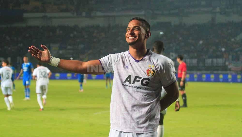 Striker Persik Kediri, Renan da Silva merayakan golnya ke gawang Persib Bandung, pada pekan ke-22 kompetisi Liga 1 2023-2024 di Stadion Gelora Bandung Lautan Api (GBLA), Kota Bandung, Minggu (10/12/23). (Foto: Arif Rahman/INDOSPORT)