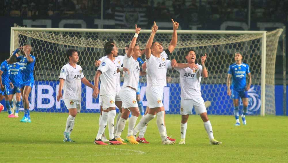 Pemain Persik Kediri merayakan gol Anderson ke gawang Persib Bandung, pada pekan ke-22 kompetisi Liga 1 2023-2024 di Stadion Gelora Bandung Lautan Api (GBLA), Kota Bandung, Minggu (10/12/23).