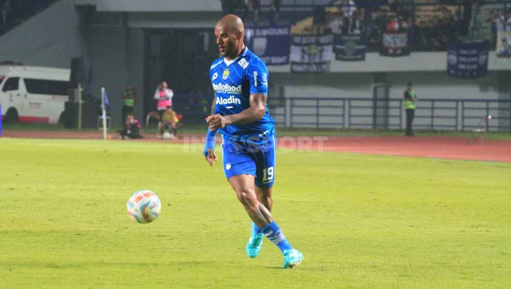 Striker Persib Bandung, David da Silva menguasai bola saat menghadapi Persik Kediri, pada pekan ke-22 kompetisi Liga 1 2023-2024 di Stadion Gelora Bandung Lautan Api (GBLA), Kota Bandung, Minggu (10/12/23).