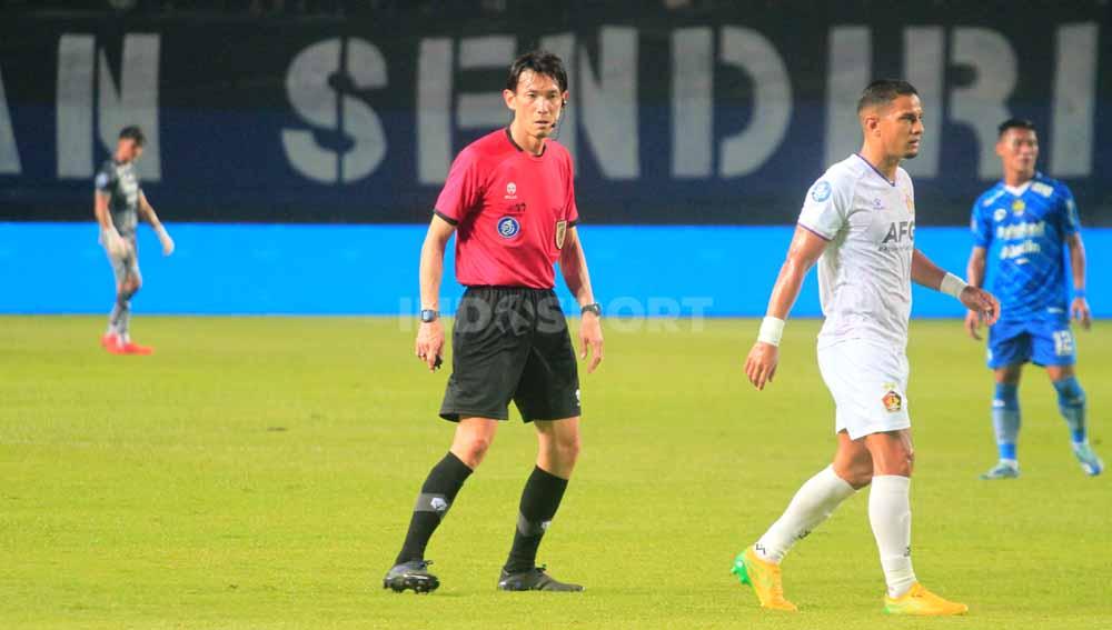 Wasit asal Jepang, Futoshi Nakamura saat memimpin pertandingan pekan ke-22 Liga 1 2023-2024, antara Persib Bandung vs Persik Kediri di Stadion Gelora Bandung Lautan Api (GBLA), Kota Bandung, Minggu (10/12/23). - INDOSPORT
