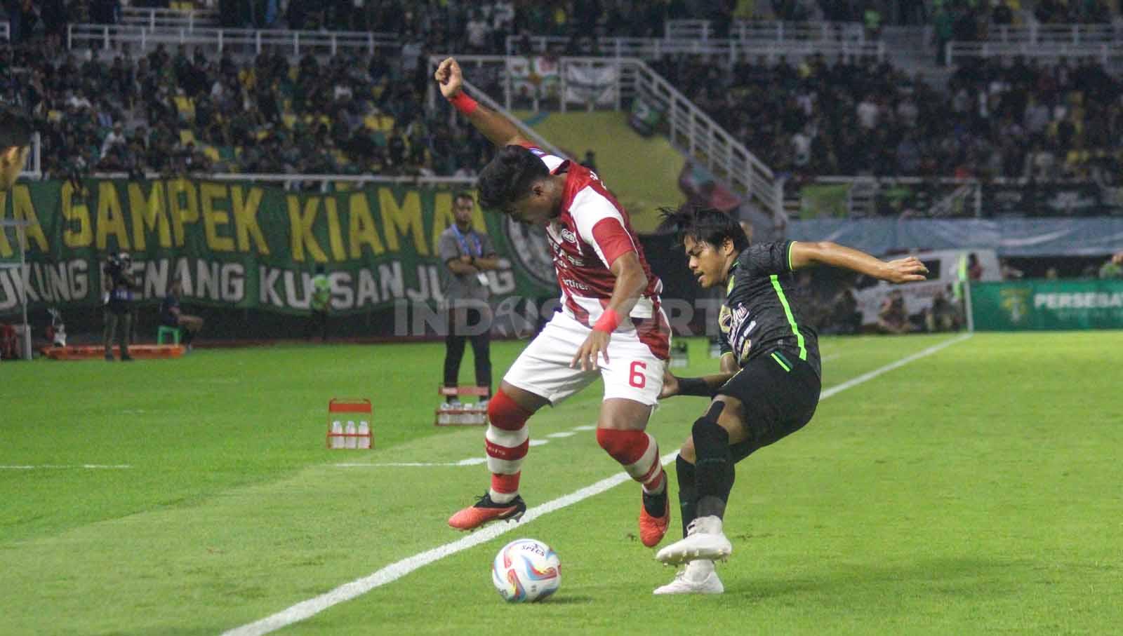 Alfath Faathier berduel dengan Andre Oktaviansyah berebut bola pada laga Liga 1 di Stadion di Gelora Bung Tomo, Rabu (13/12/23). (Foto: Fitra Herdian/INDOSPORT)