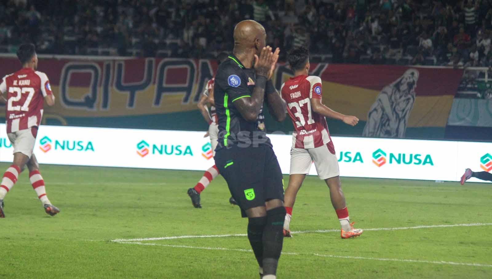 Ekspresi Paulo Henrique usai peluang mencetak gol gagal pada laga Liga 1 di Stadion di Gelora Bung Tomo, Rabu (13/12/23). (Foto: Fitra Herdian/INDOSPORT)