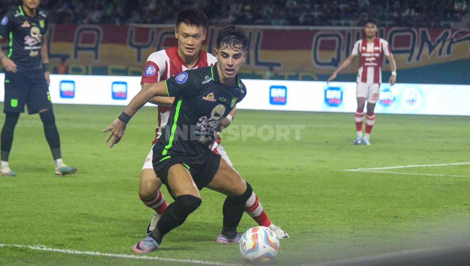 Sho Yamamoto mencoba untuk merebut bola dari Bruno Moreira pada laga Liga 1 di Stadion di Gelora Bung Tomo, Rabu (13/12/23). (Foto: Fitra Herdian/INDOSPORT)