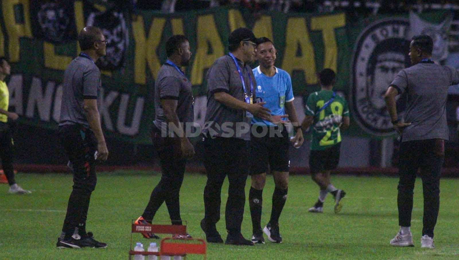 Manajer Persis Solo Chairul Basalamah protes ke wasit karena menganggap sundulan yang dicetak Paulo Henrique tidak gol pada laga Liga 1 di Stadion di Gelora Bung Tomo, Rabu (13/12/23). (Foto: Fitra Herdian/INDOSPORT)