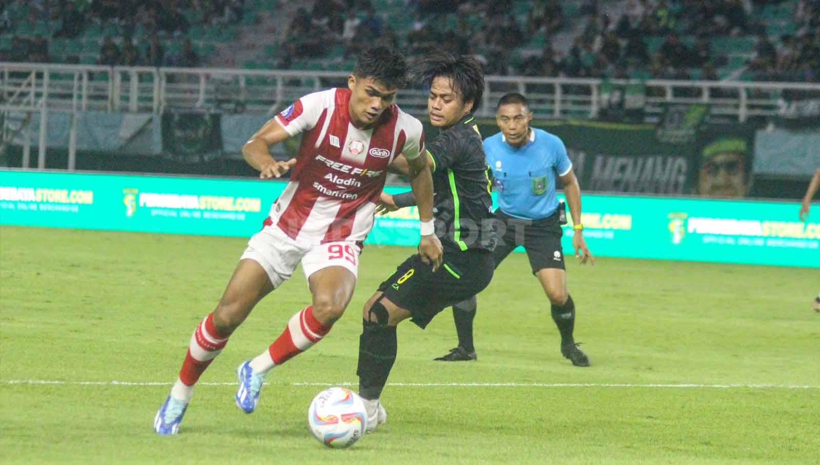 Andre Oktaviansyah berduel dengan Ramadhan Sananta pada laga Liga 1 di Stadion di Gelora Bung Tomo, Rabu (13/12/23). (Foto: Fitra Herdian/INDOSPORT)