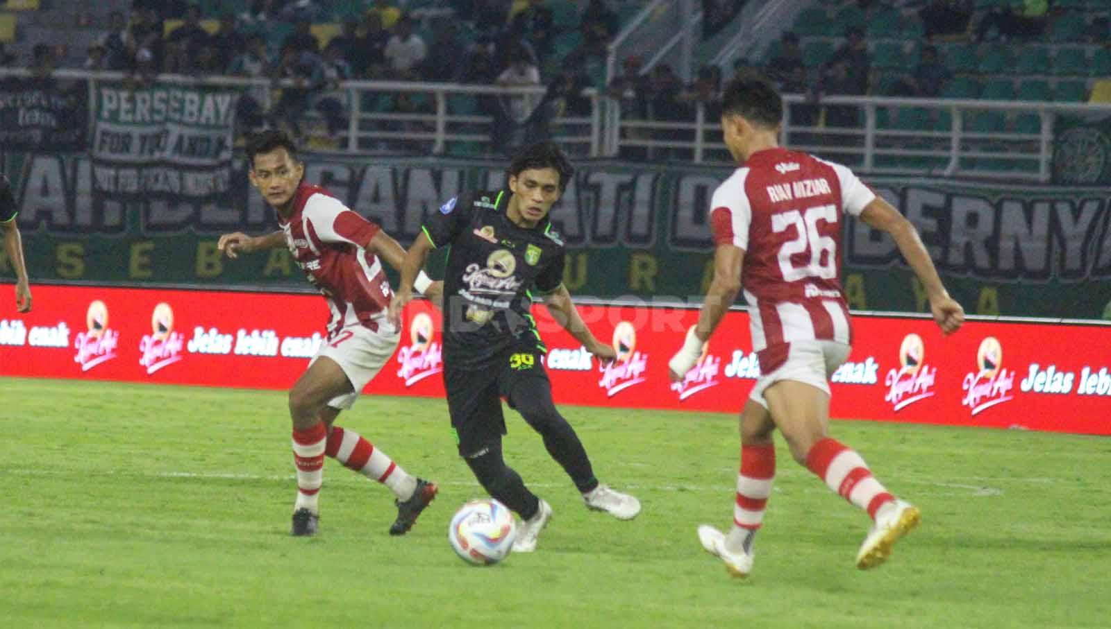 Riphal Wahyudi diapit dua pemain Persis Solo pada laga Liga 1 di Stadion di Gelora Bung Tomo, Rabu (13/12/23). (Foto: Fitra Herdian/INDOSPORT)
