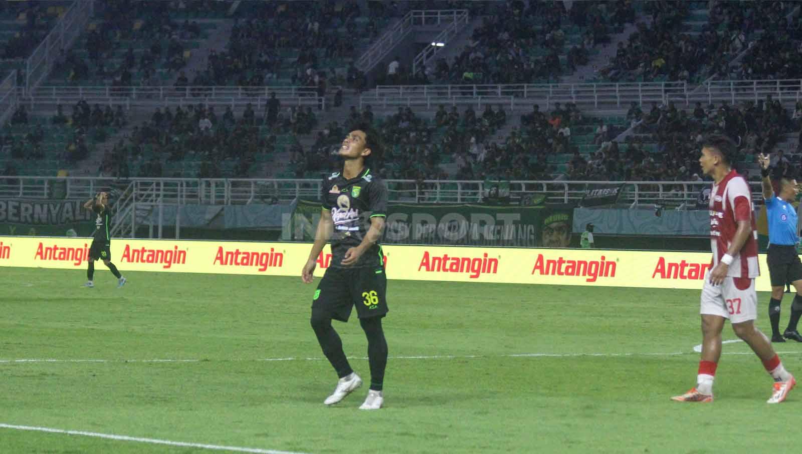 Ekspresi kekesalan Riphal Wahyudi karena gagal mencetak gol pada laga Liga 1 di Stadion di Gelora Bung Tomo, Rabu (13/12/23). (Foto: Fitra Herdian/INDOSPORT)