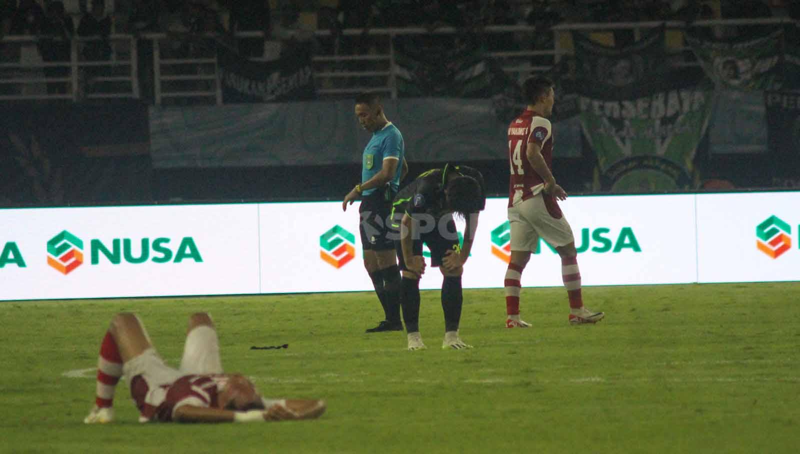 Pemain kedua tim langsung tertunduk lesu usai laga berakhir dengan skor imbang 1-1 pada laga Liga 1 di Stadion di Gelora Bung Tomo, Rabu (13/12/23). (Foto: Fitra Herdian/INDOSPORT)