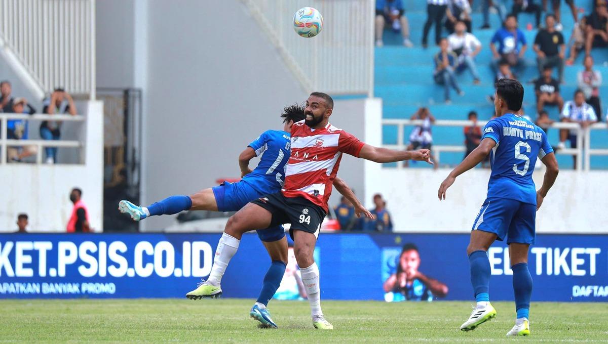 Madura United sukses menjalani jadwal away lumayan berat saat harus menyambangi markas PSIS Semarang di pekan ke-23 Liga 1 2023/2024, Sabtu (16/12/23). - INDOSPORT
