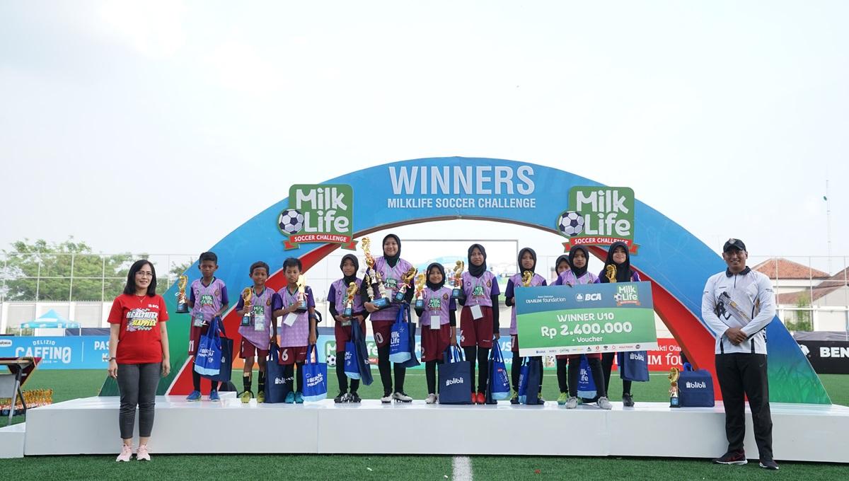 Podium juara MilkLife Soccer Challenge 2023. - INDOSPORT