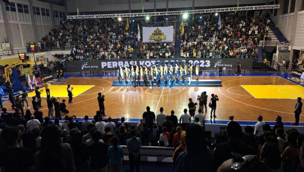 Ribuan fans basket memadati launching team Kesatria Basket Solo di Sritex Arena, Senin (18/12/23) malam. Acara ini dihadiri Menpora RI, Dito Ariotedjo. Foto: Nofik Lukman Hakim/INDOSPORT.